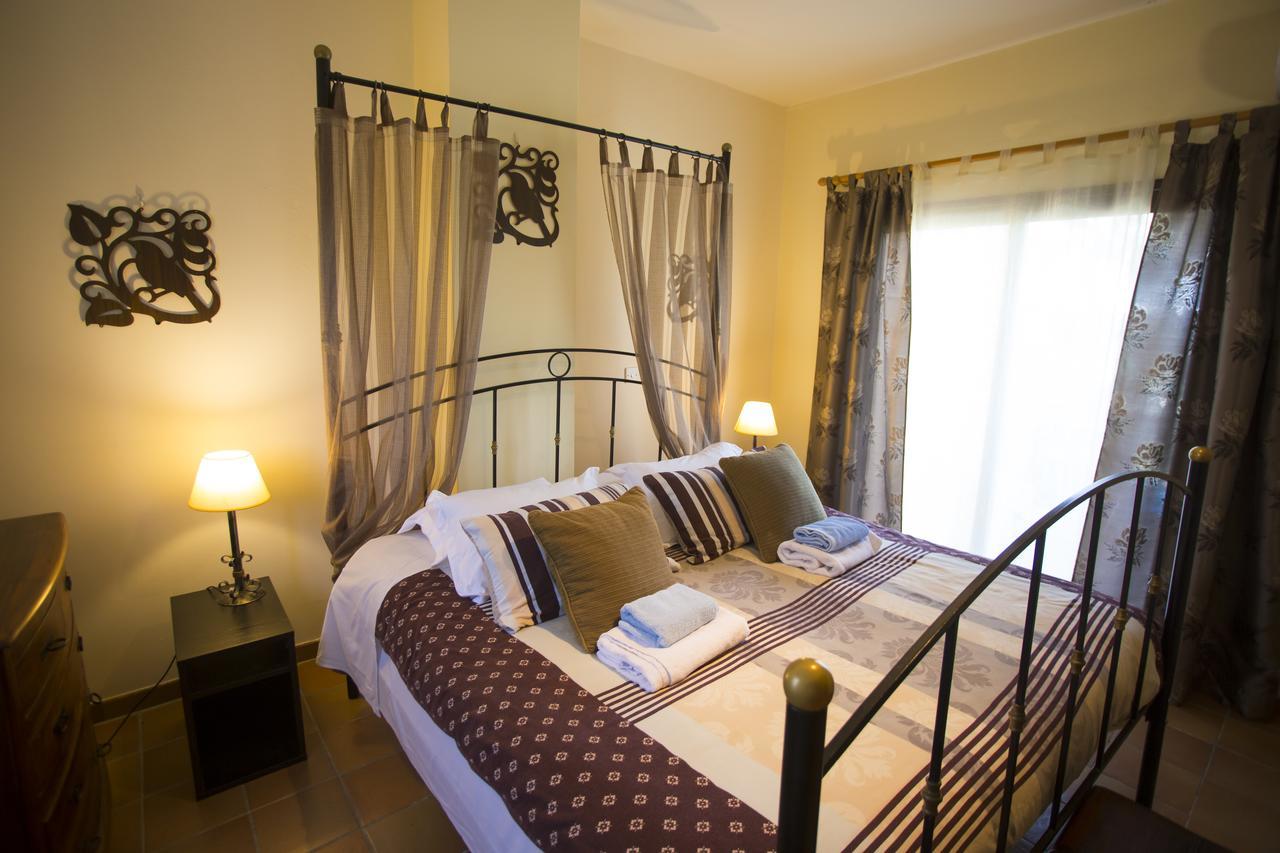 George Houses Pentakomo Rom bilde